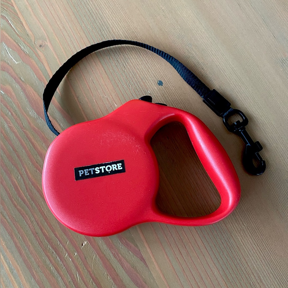 Petstore retractable leash